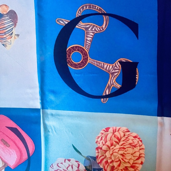 Gorgeous Authentic Gucci Silk Scarfwith Gucci logo Loafer - Picture 2 of 2